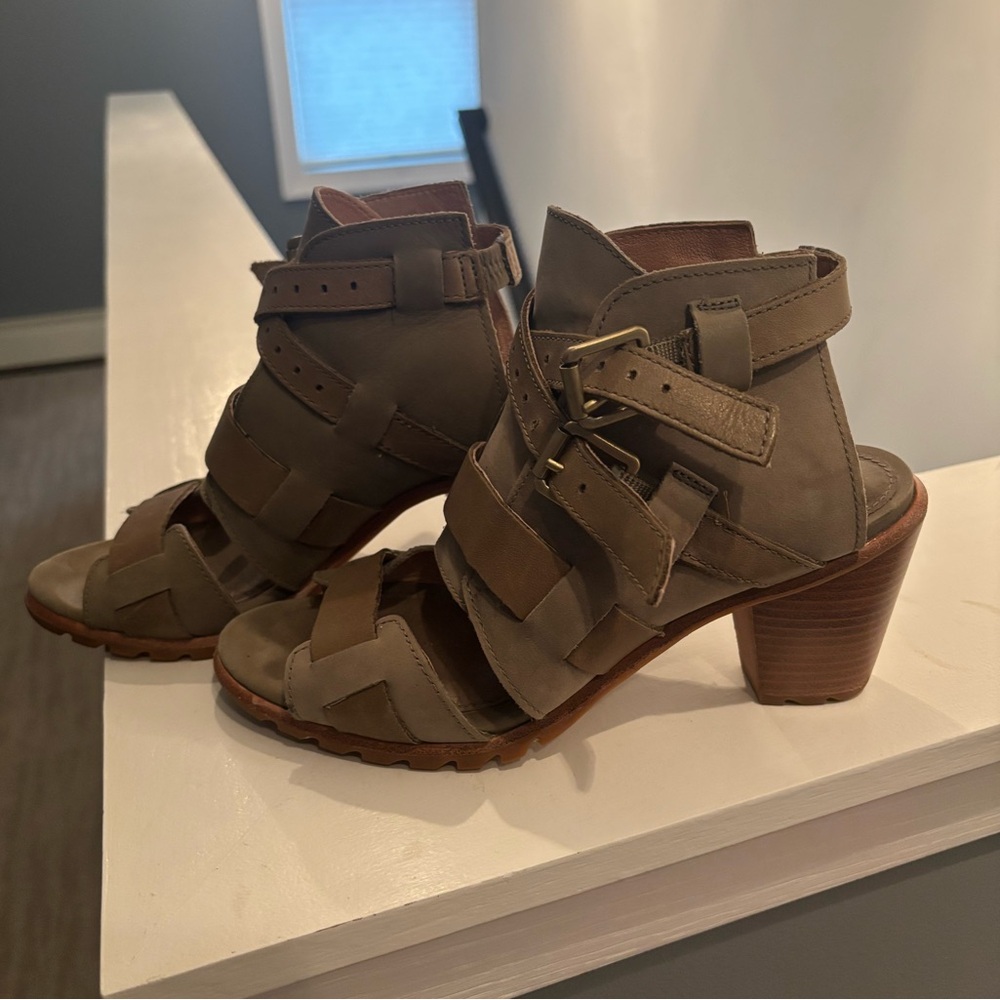 Sorel Nadia Buckle Heels 7.5